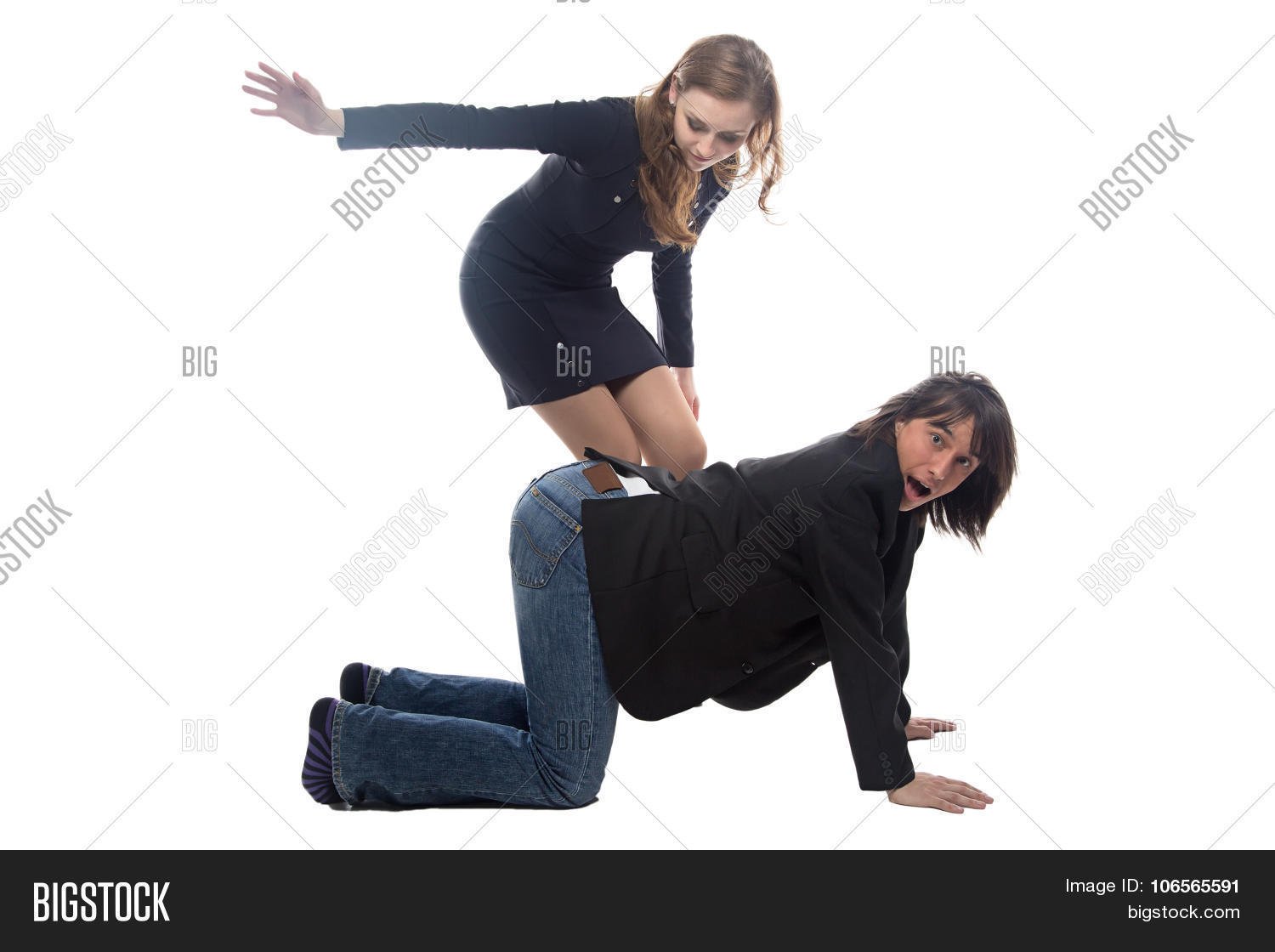 девушка бьет парня по жопе (119) фото