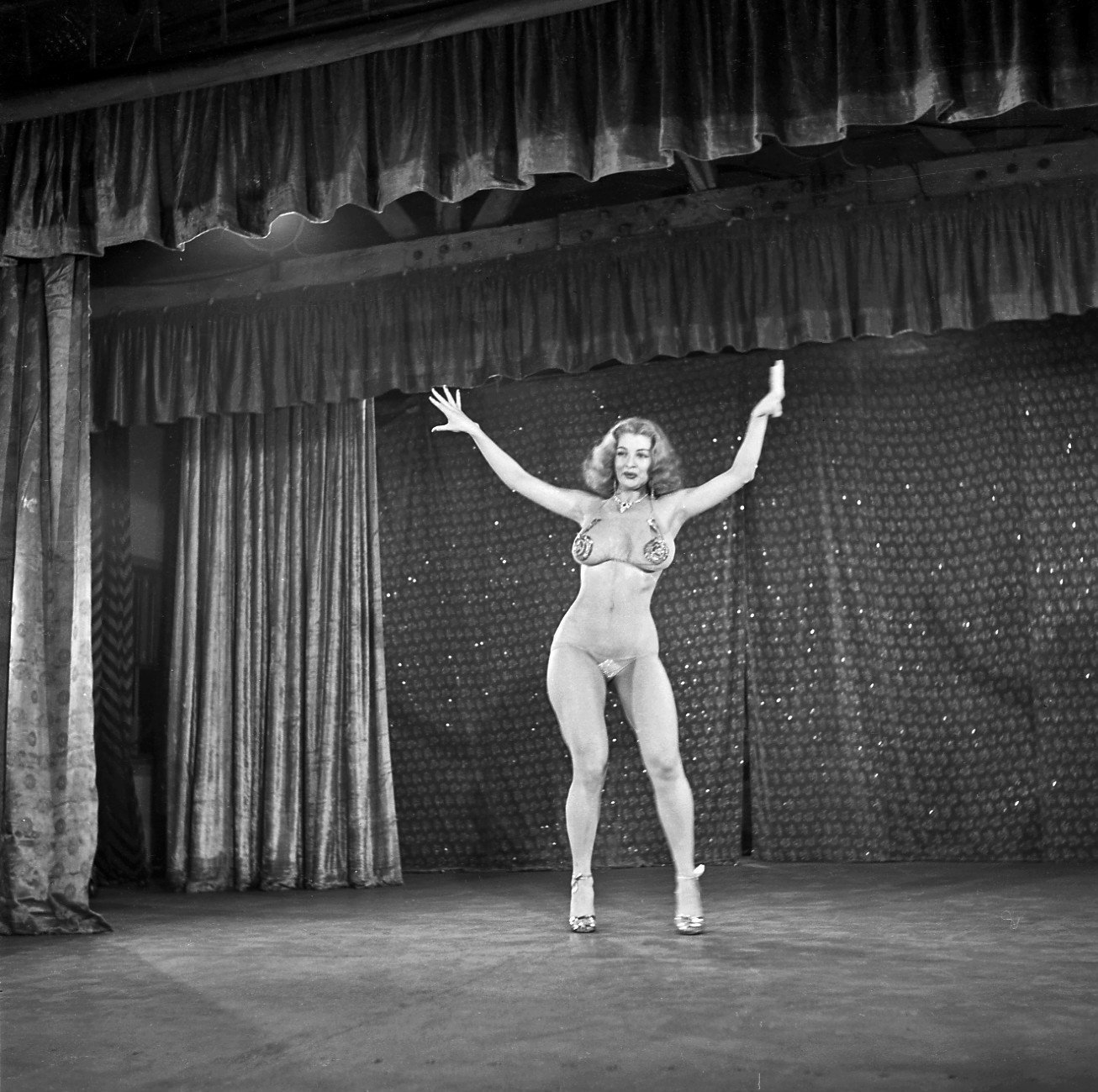 Nude burlesque dancer
