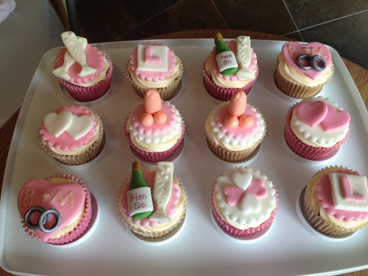 Торт и капкейки на девичник