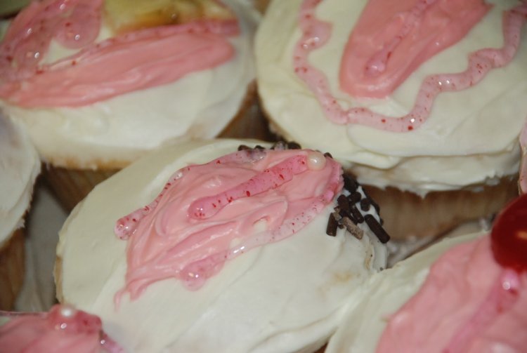 Пирожные в форме влагалищ