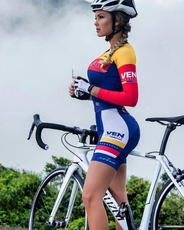 Женщина велосипедист