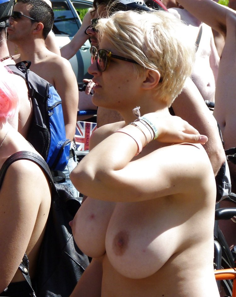 Случайно засветила трусы