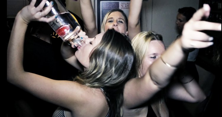 Девчонки пьяные на вечеринке
