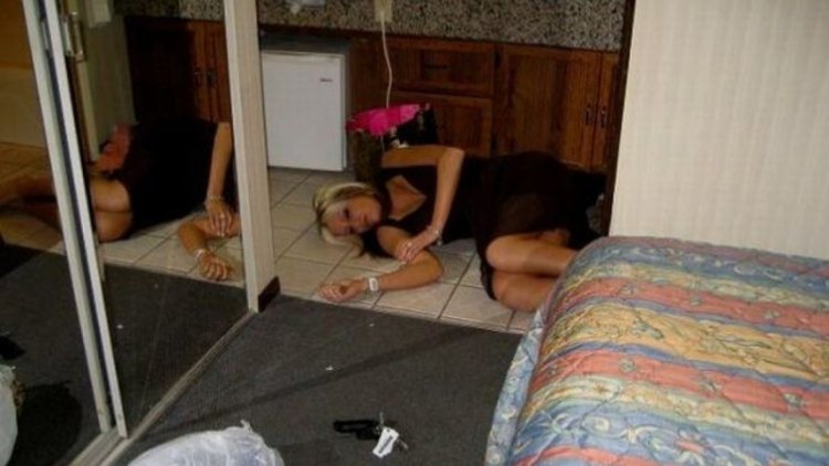 Пьяные спящие девушки в квартире