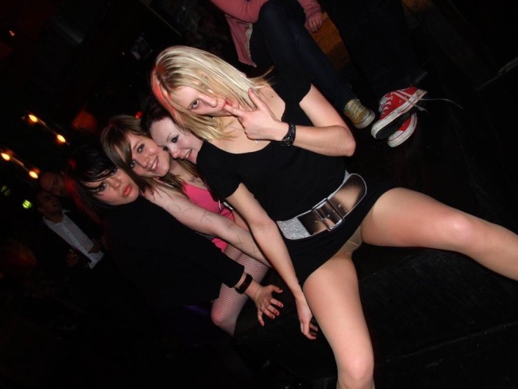 Пьяные девушки в ночном клубе