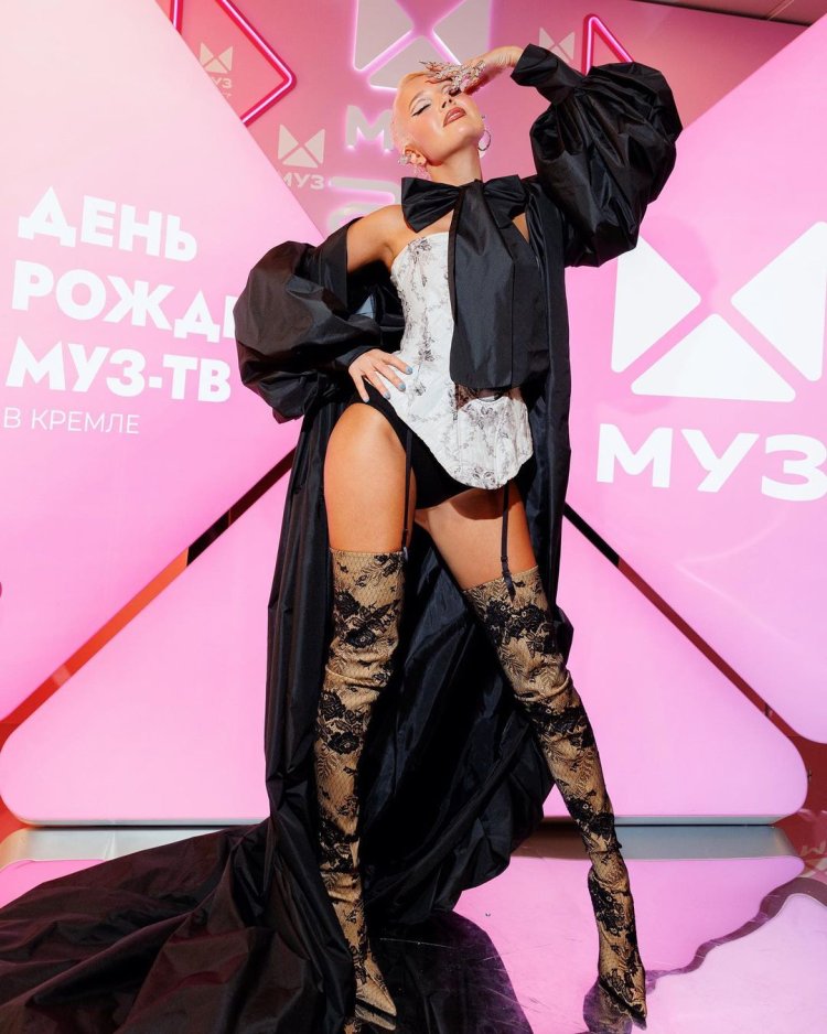 Клава Кока без купальника