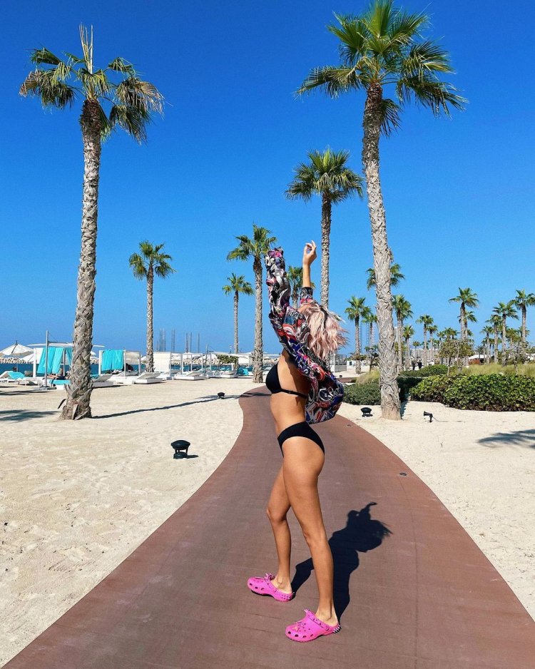 Клава кока в купальнике