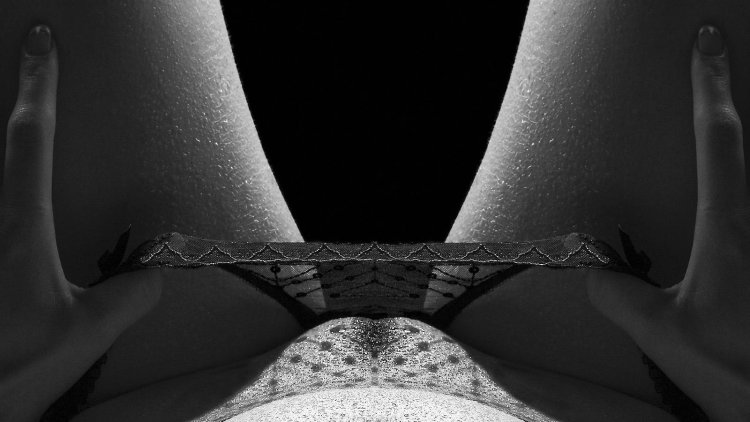 Девушки с испуганным трусиками эротично