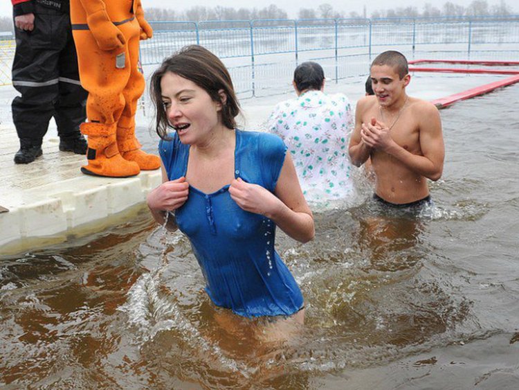 Баня купание в проруби