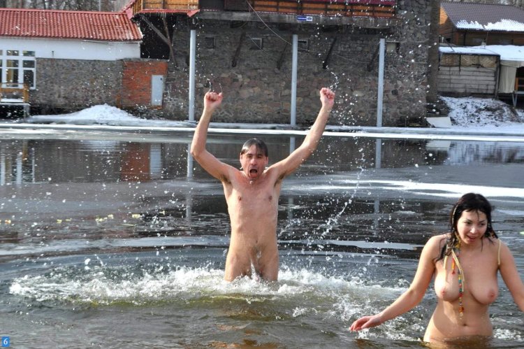 Голые купаются в проруби