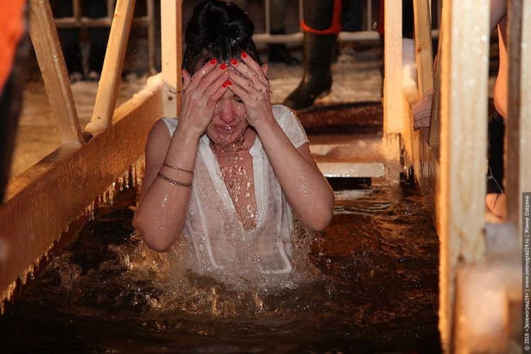 Крещенские купания женщины