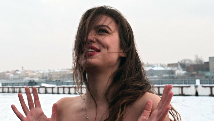 Девушки купаются в проруби