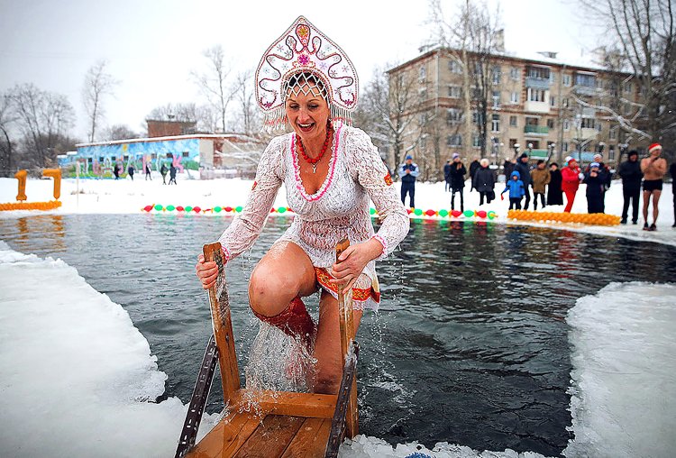 Купание в проруби женщины