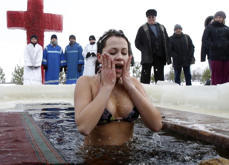 Купание в проруби на крещение 2020 девушки