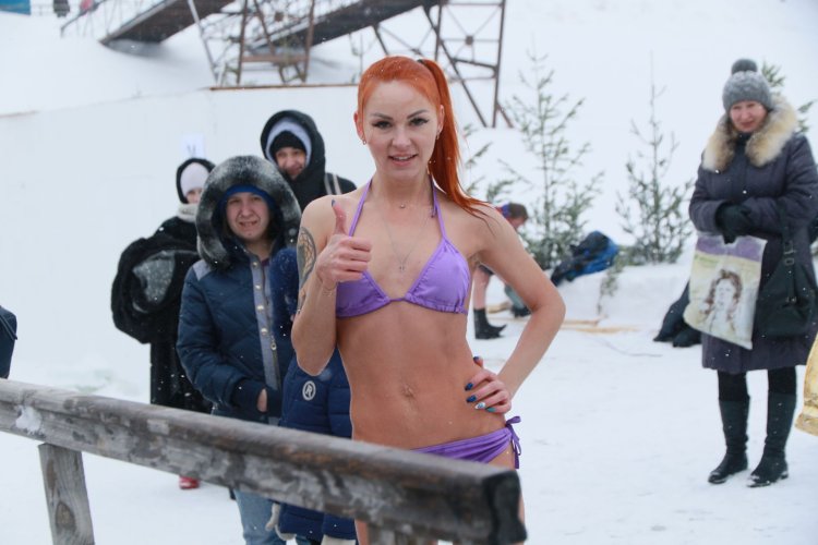 Крещенские купания топлесс