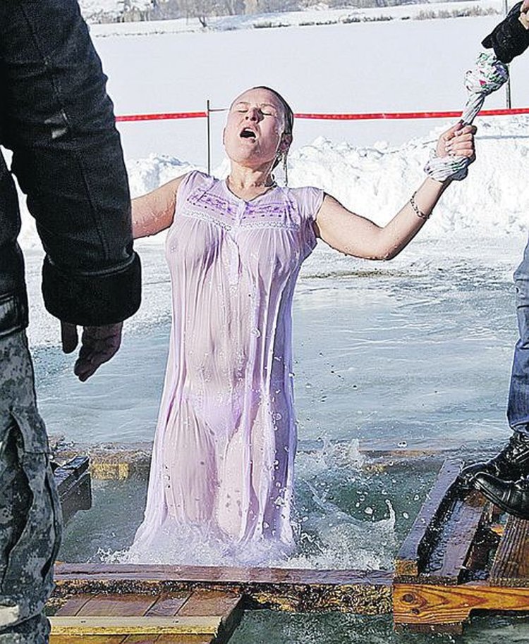 Голышом в крещенской проруби