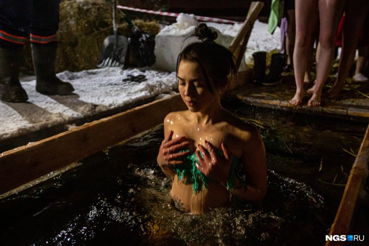Женские купания в проруби