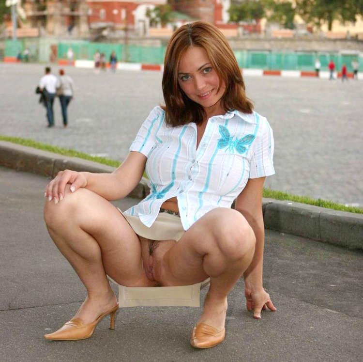 Девушки без трусиков под платьем