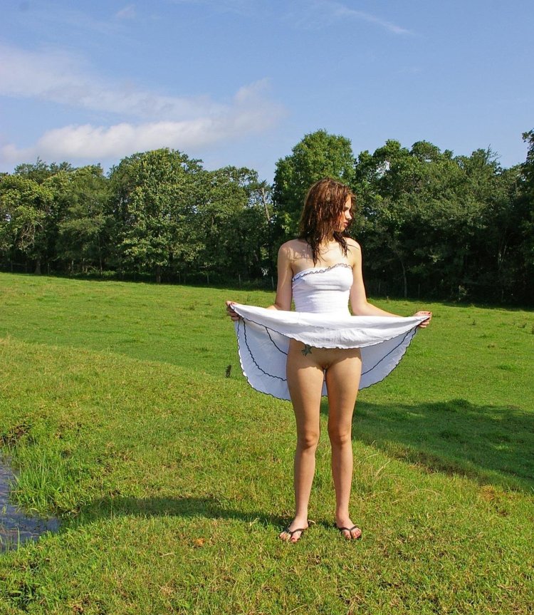 Девушки в коротких платьях без трусиков