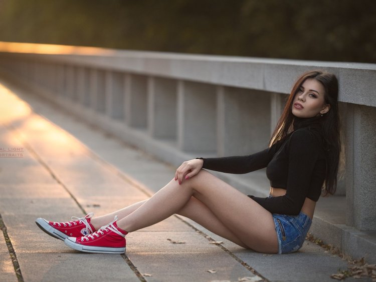 Джессика Альба в свитере и гольфах