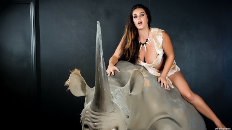 Милые обманщицы Ханна и Эмили поцелуй