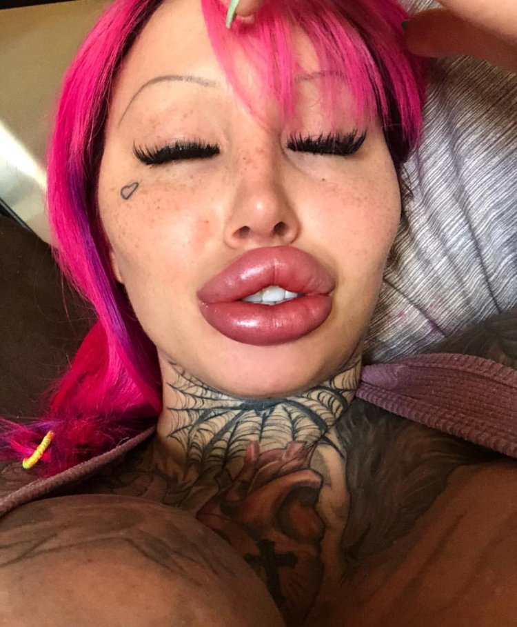 Огромный член кончает в рот