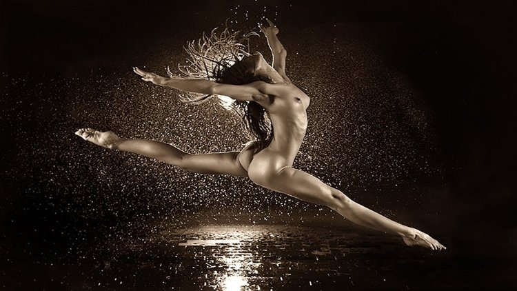 Голенькие девушки в воде