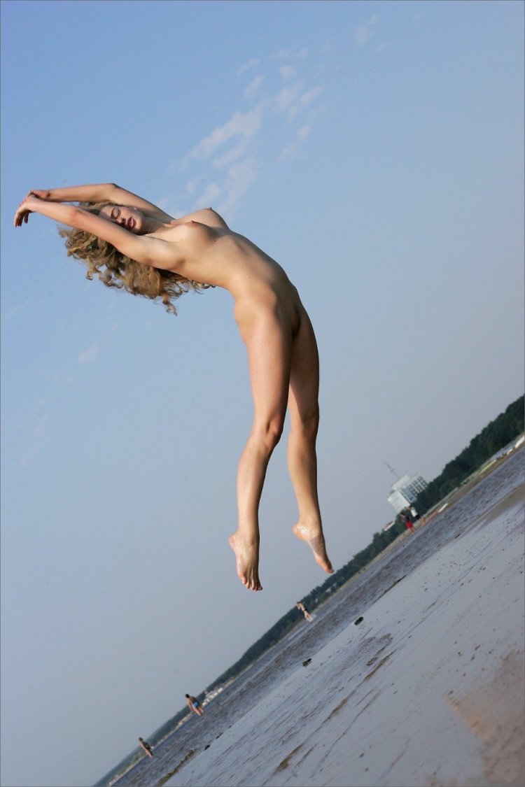 Девушка голышом прыгает на батуте