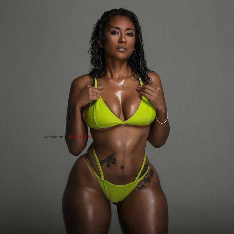 Чернокожая девушка в купальнике