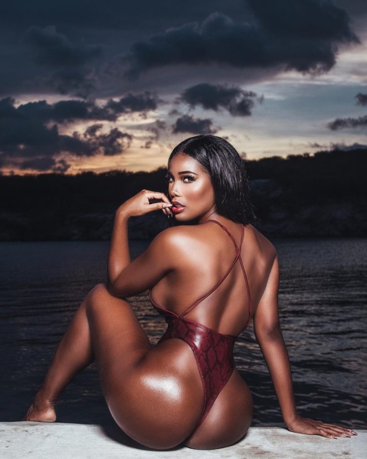 Черная с большими бедрами