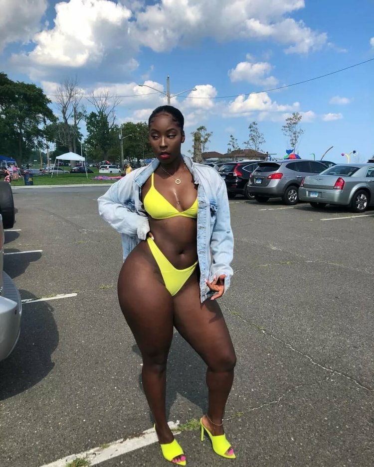 Наоми Бэнкс с широкими бедрами