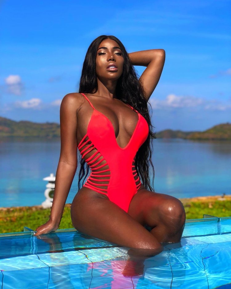 Адриана махогани