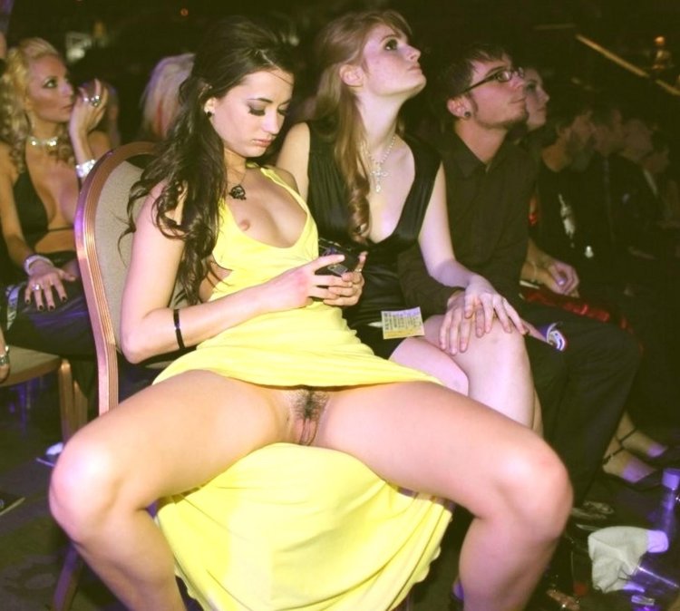 Секси телочки без трусиков