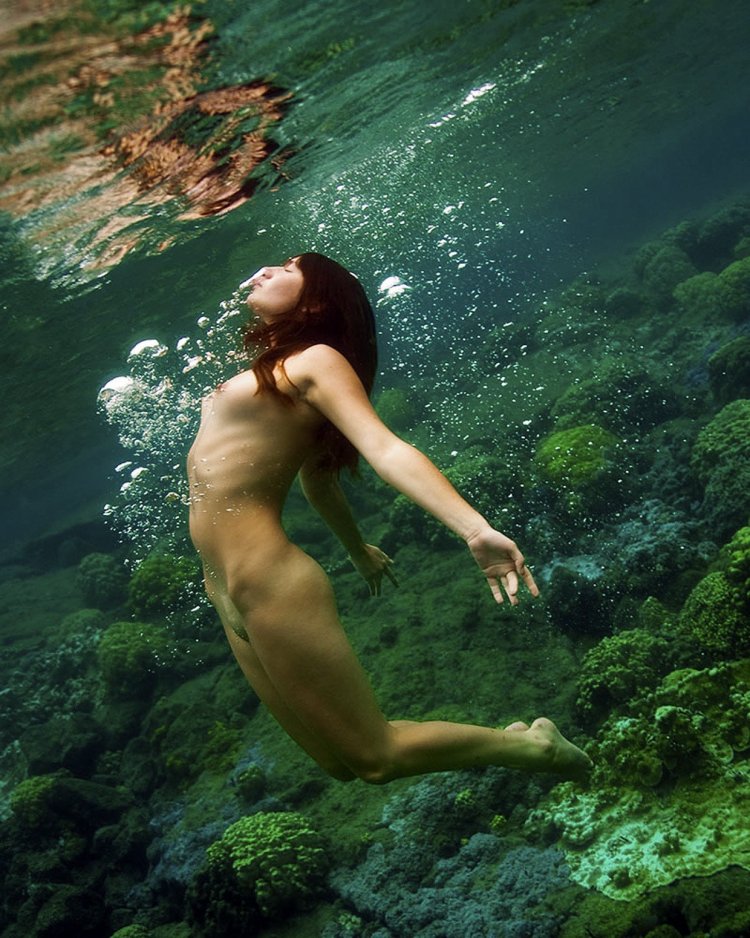 Секс видео: прыжки в воду женщины под водой голышом