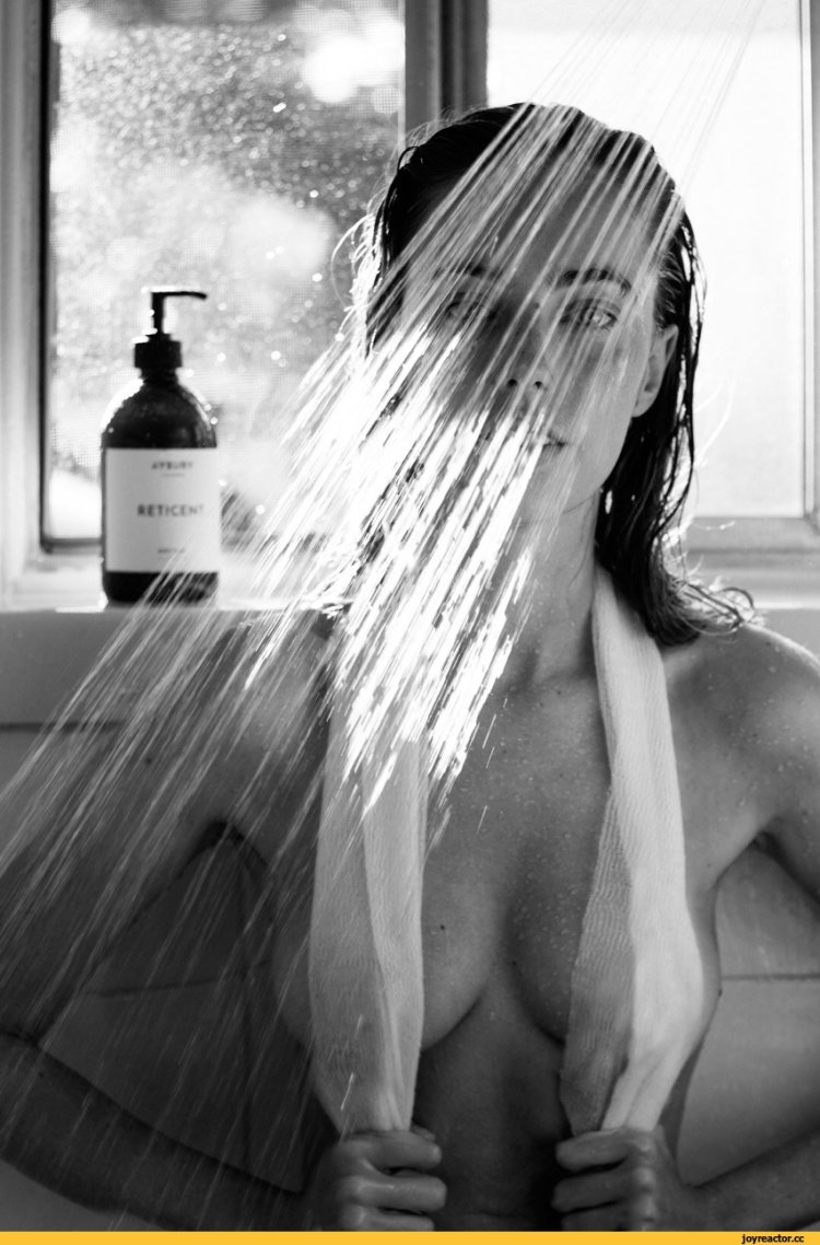 Двое под душем