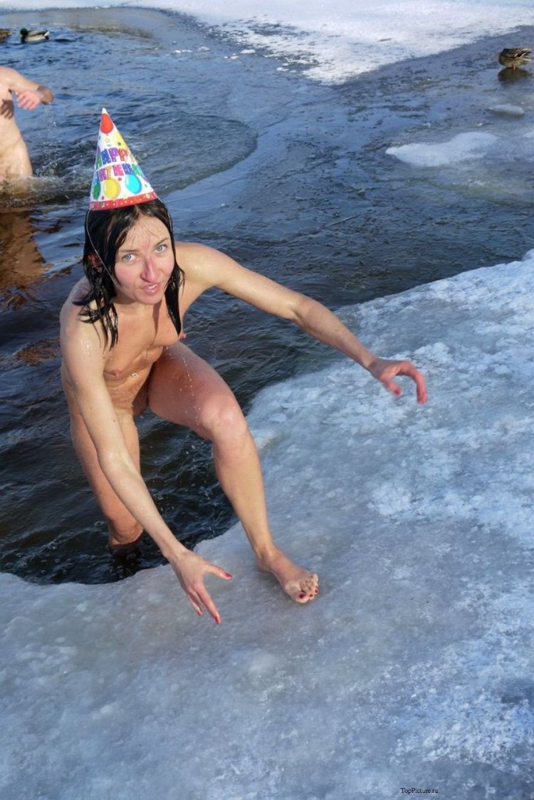 Женщины голые купаются в воде