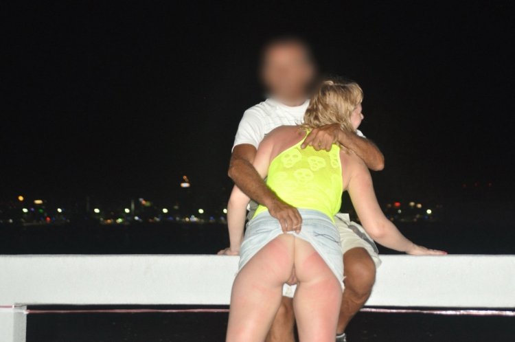 Под юбкой без трусов случайно