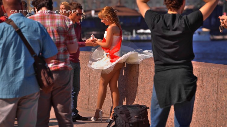 Юбка задралась на ветру