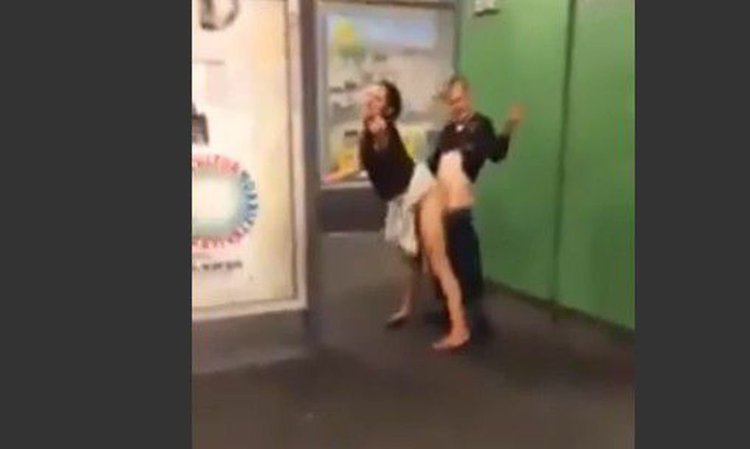 Парень с девушкой в лифте