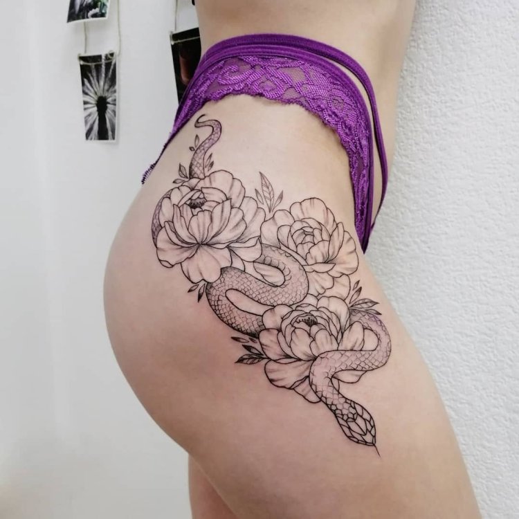 Татуировка бабочки на анусе