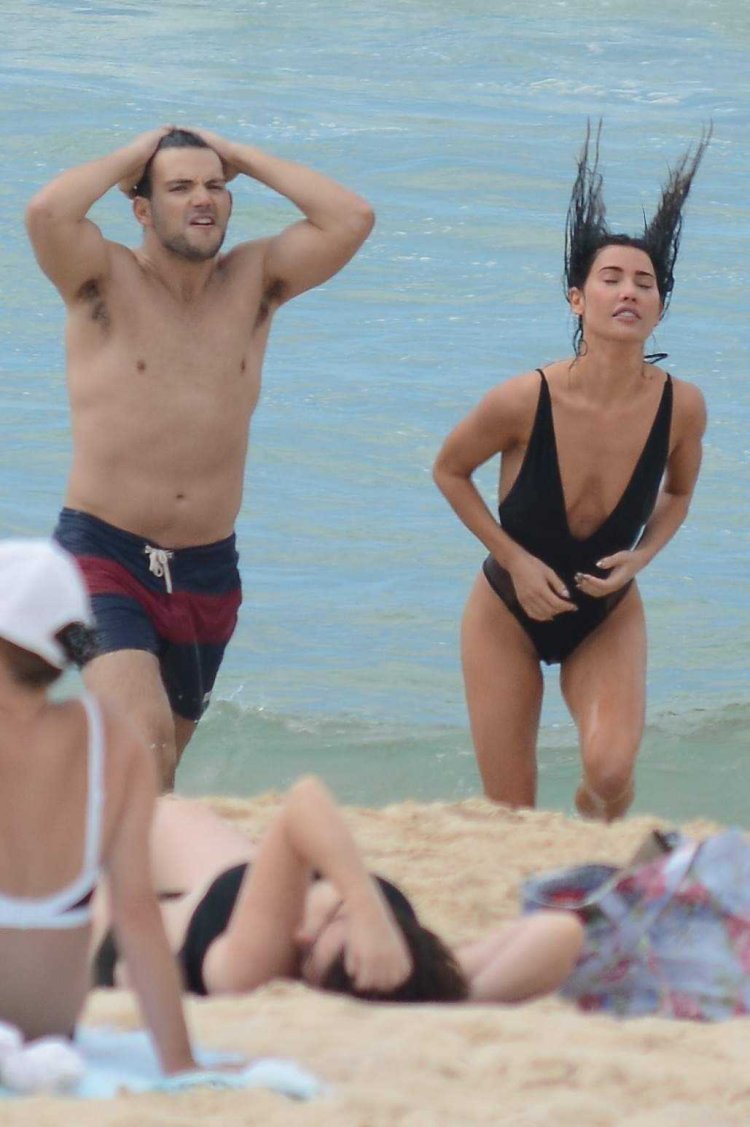 Жаклин МАКИННЕС Вуд голая