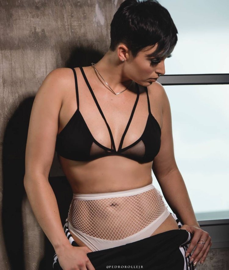 Захра Элис в чулках