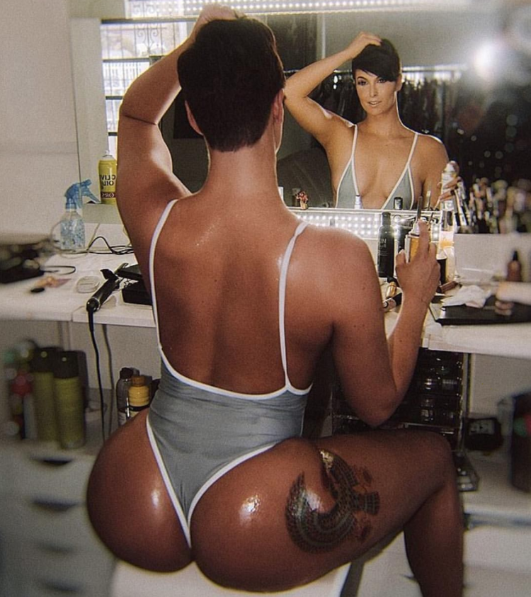 Захра Элизе в классических трусах