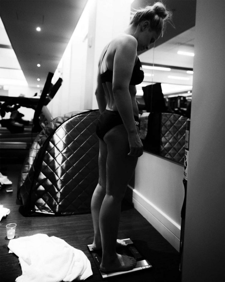 Голые и мускулистые мужчины с женщиной