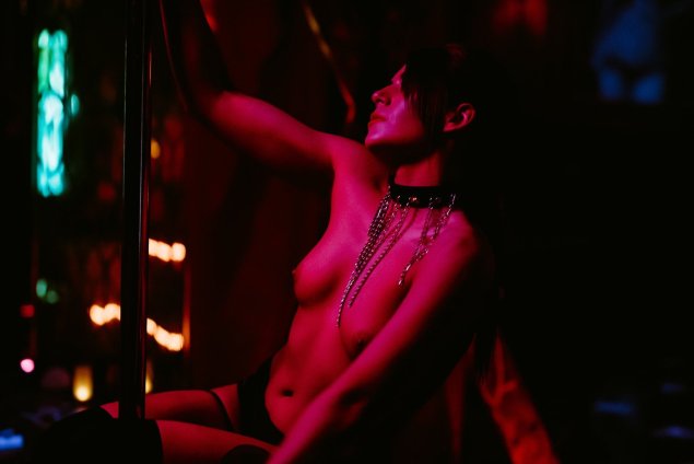 Голые танцовщицы кабаре