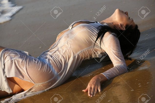 Девушка в мокром платье