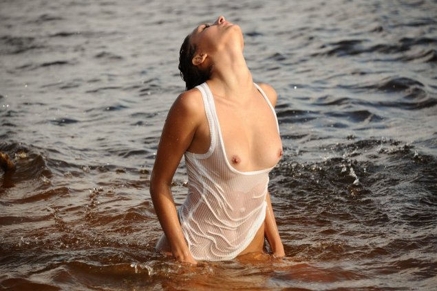 Девушки в мокрой одежде ню