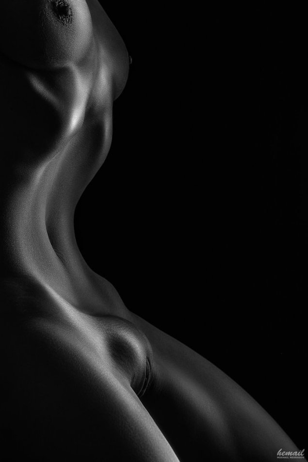 Красивые изгибы женского тела ню