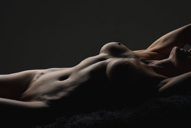 Изгиб тела женщины Нагота