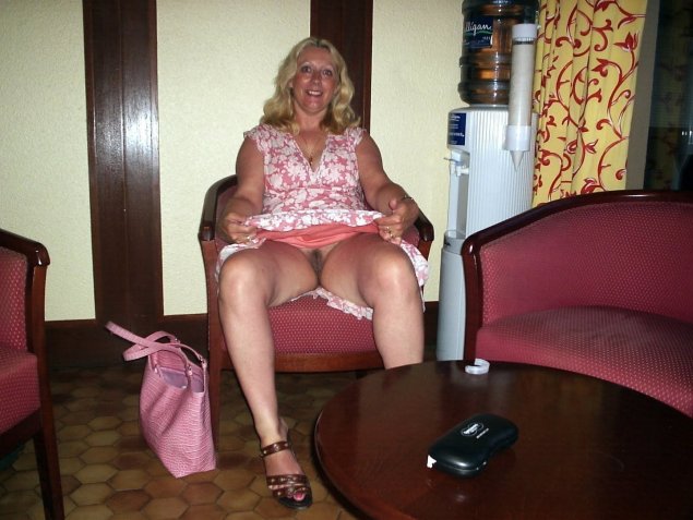 Пожилая женщина без трусов